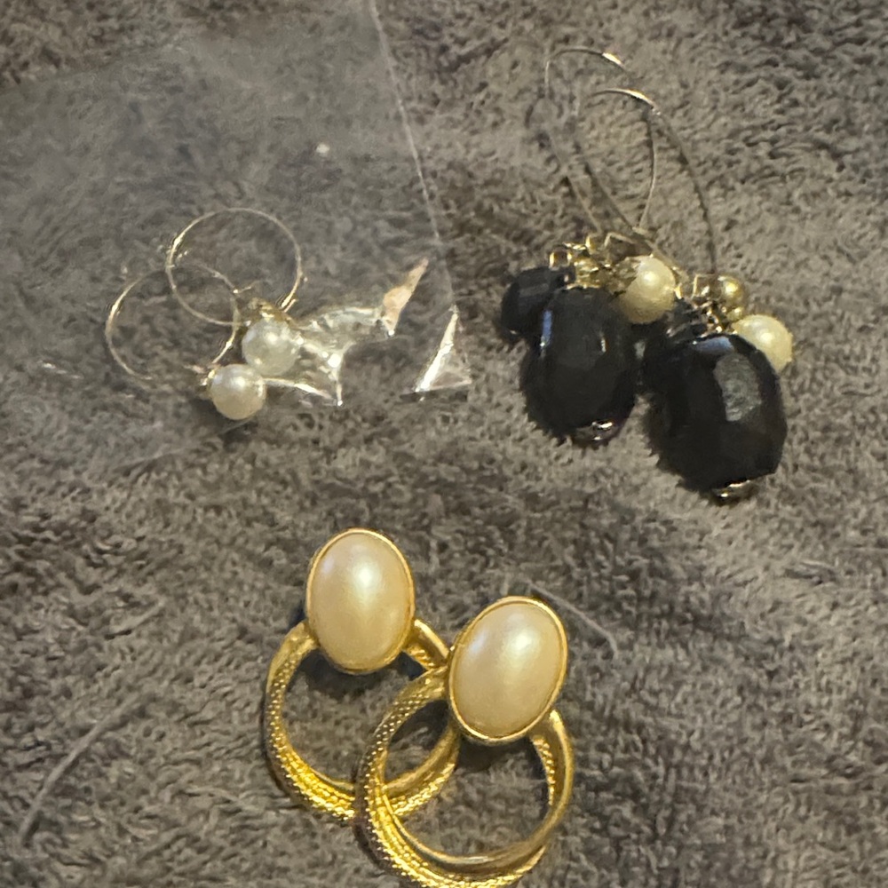 Elegant Gold Tone and Pearl Earrings Set